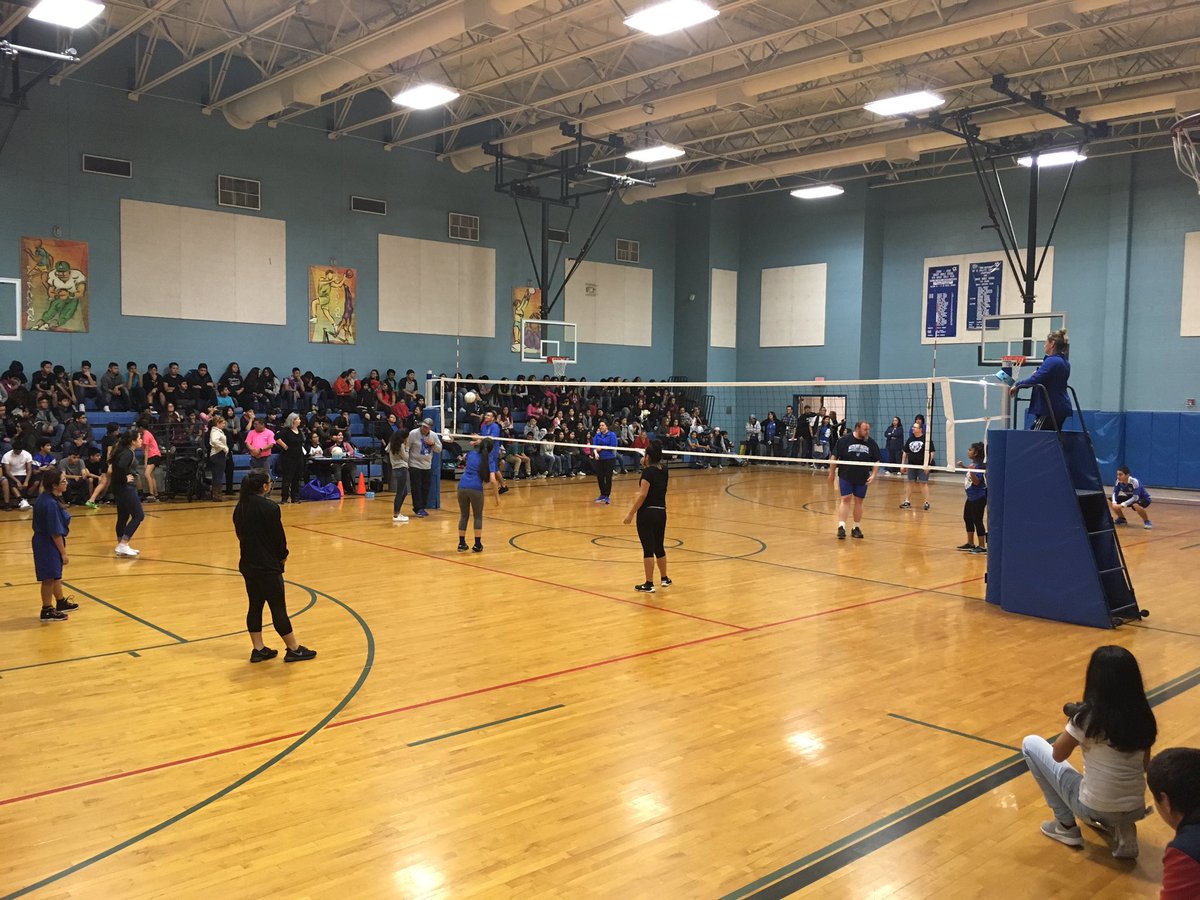 SSAISDDwightMS's tweet photo. #DMSStudentsFirst #DwightStrong Our students earned their PBIS Incentive. 8th grade vs. faculty. They also needed a brain break! Go bobcats https://t.co/VFFbHY7f3j