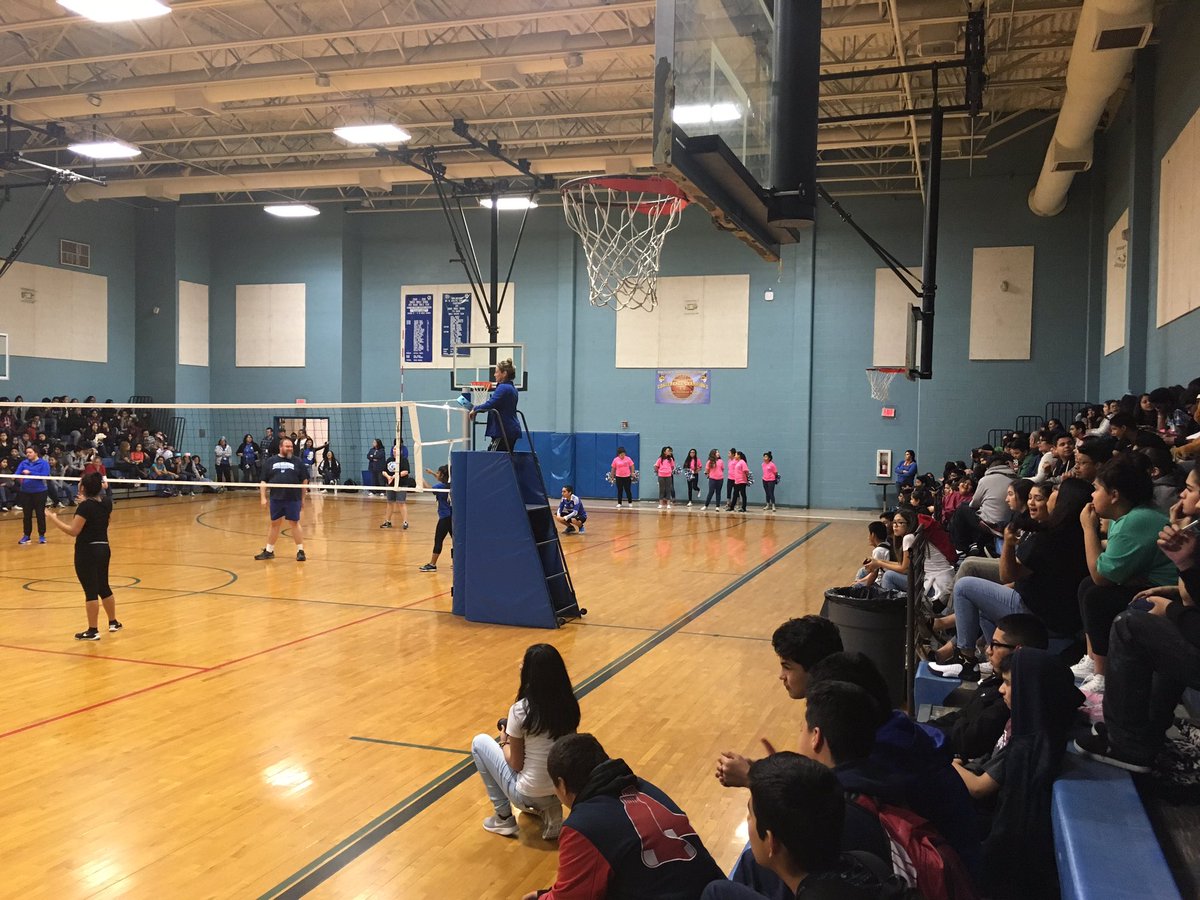 SSAISDDwightMS's tweet photo. #DMSStudentsFirst #DwightStrong Our students earned their PBIS Incentive. 8th grade vs. faculty. They also needed a brain break! Go bobcats https://t.co/VFFbHY7f3j