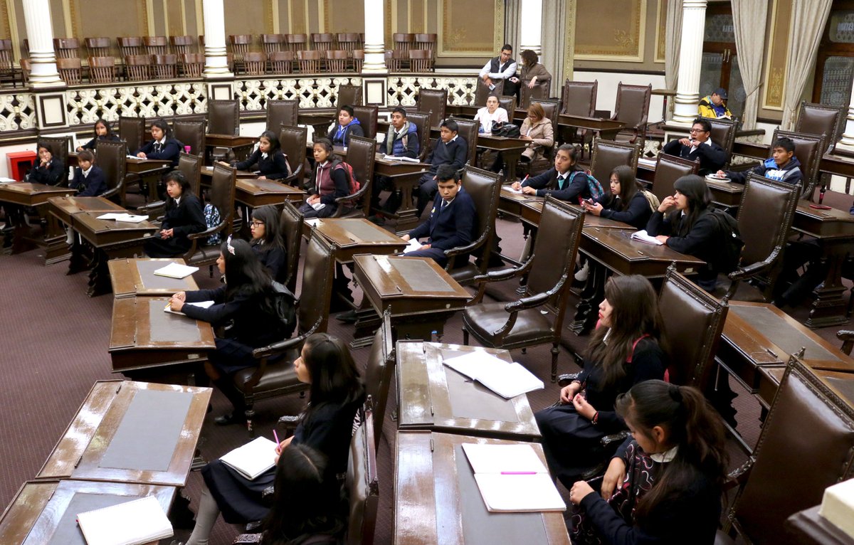 CongresoPue's tweet photo. 23 estudiantes del Bachillerato #VicenteSuárez participaron en el ejercicio legislativo #DiputadoPorUnDía a invitación de @pabloporpuebla https://t.co/WYV97koZya