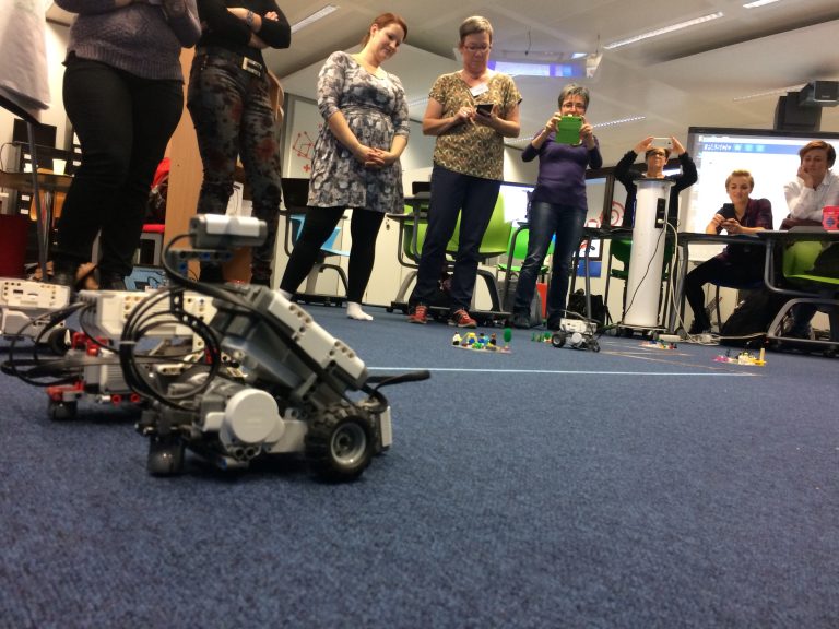 jmonteo's tweet photo. Visita al Aula del Futuro de Bruselas. Aprender a programar, programar para aprender. https://t.co/9Zi6B7fqtU #FCL_es #fcl_eu #FCL_CRIF https://t.co/jinTwEPzMc
