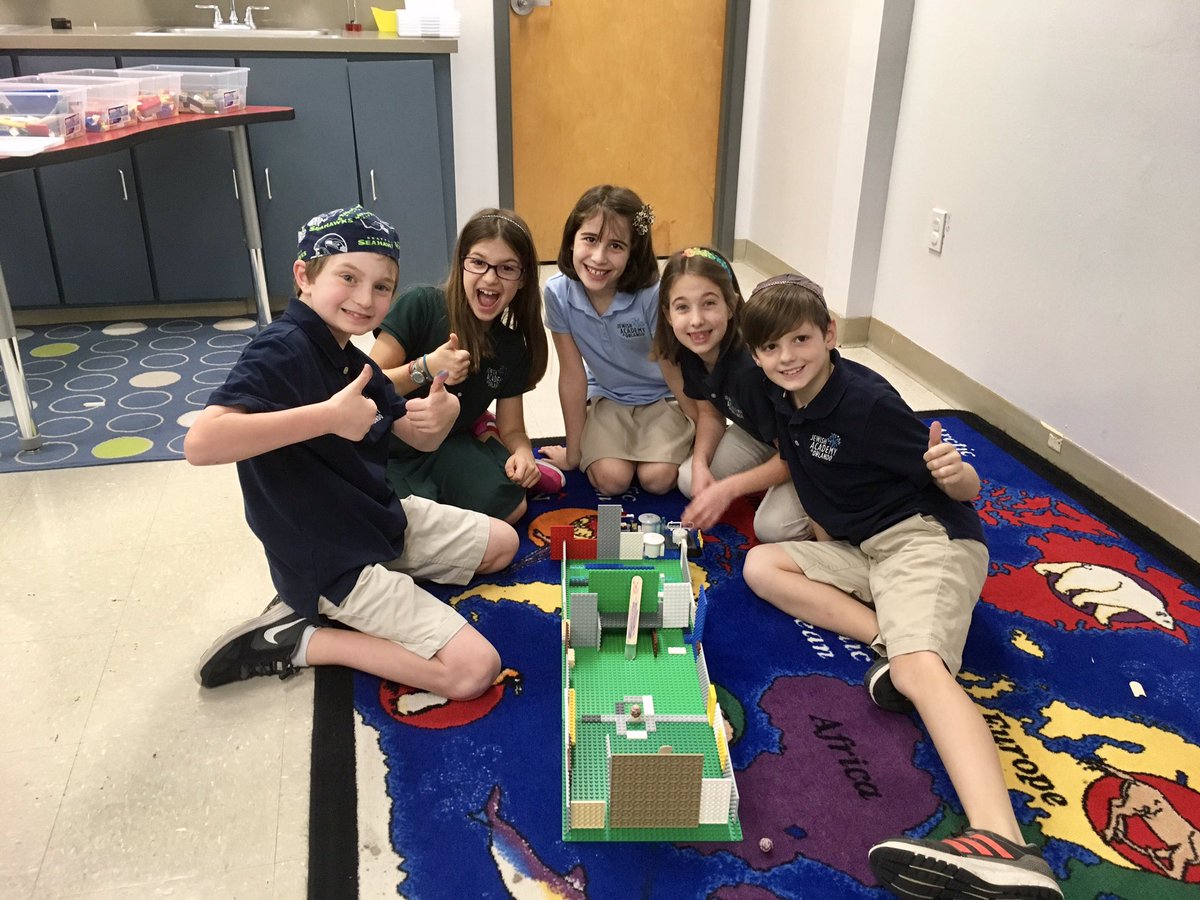 jessicasugiuchi's tweet photo. ILab recess challenge: Build a game with LEGO. So much creativity! #JAOiLab https://t.co/YW7mop9ujr