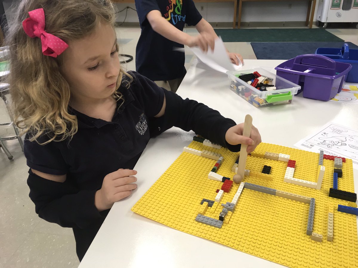 jessicasugiuchi's tweet photo. ILab recess challenge: Build a game with LEGO. So much creativity! #JAOiLab https://t.co/YW7mop9ujr