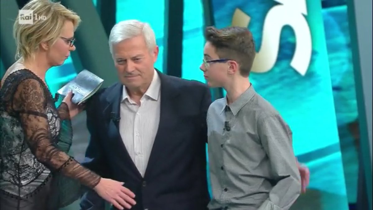 BlogSocialTv1's tweet photo. Sul palco di #sanremo2017 il Signor Gaetano un #supernonno insieme al piccolo #Filippo reduci del triste attentato di Nizza https://t.co/4repcXPo2S