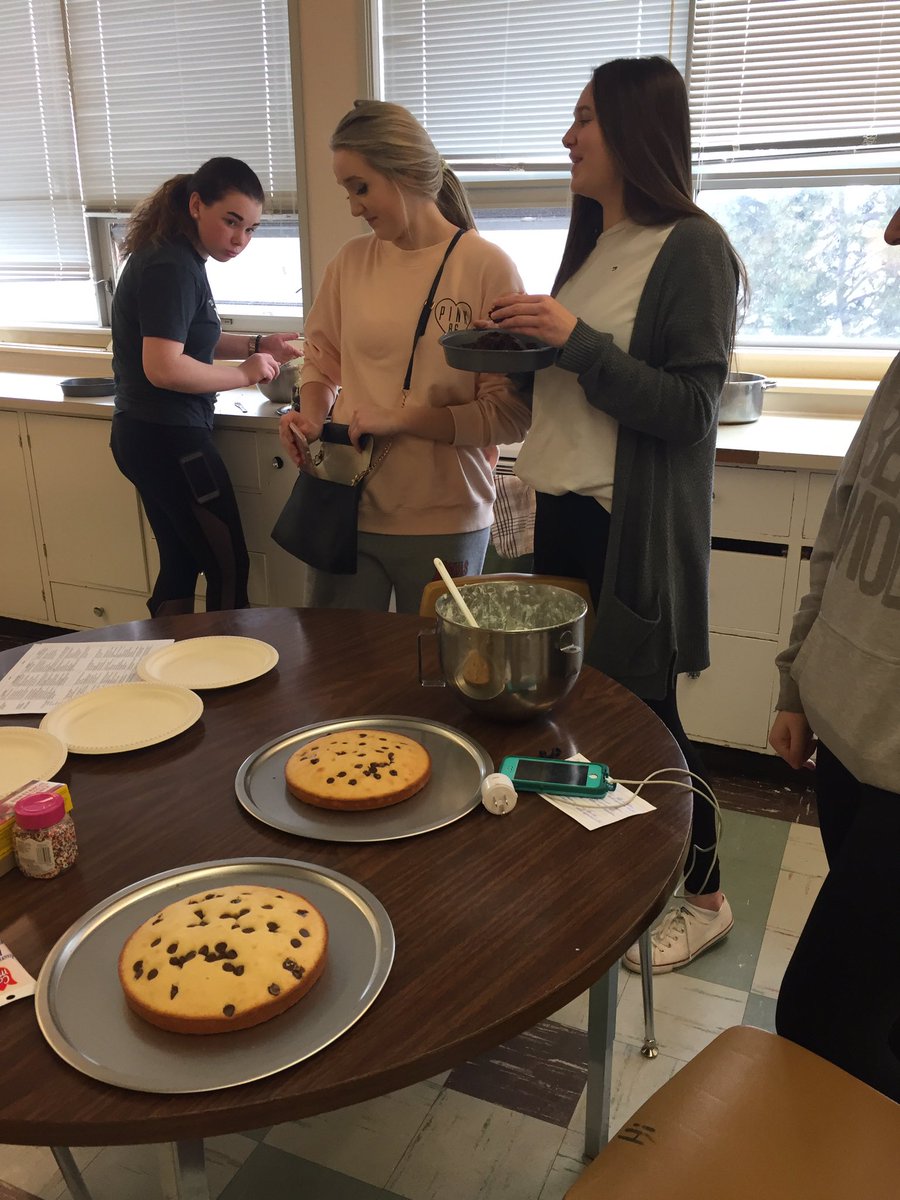 MartinAcademy_'s tweet photo. Happy birthday Jen! Taste time.#workhardallweek #softballFoods10 https://t.co/oLBvt3kBRl