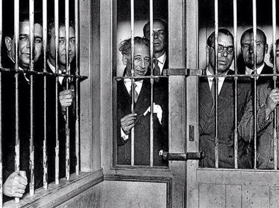 NUET's tweet photo. Una foto històrica que no podem oblidar #Companys #Comorera #Catalunya https://t.co/fGKMcOQBqV