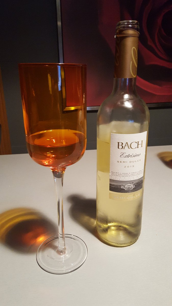 Victoria_GSGS's tweet photo. Esta noche tocaba algo suave, para descargar el estrés semanal. Y sin olvidar a la bonita región catalana. #bach #semidulce #wine #vino https://t.co/yxelHmpacN