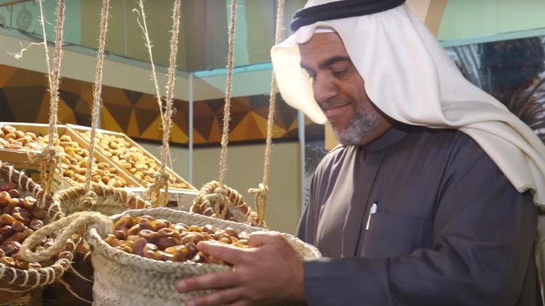 elanMENASA's tweet photo. #Sheikh of Dates-Meet Saudi Arabia’s chief date seller.  What's your method?  #SaudiArabia #Date #DateSpecialist

https://t.co/ReWxJwFHku https://t.co/oYTj86XRdy