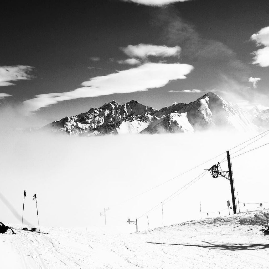 WetfeetStudio's tweet photo. Au dessus des nuages #outthere #pow https://t.co/UuFVLYy14J https://t.co/tUMAGopzgw