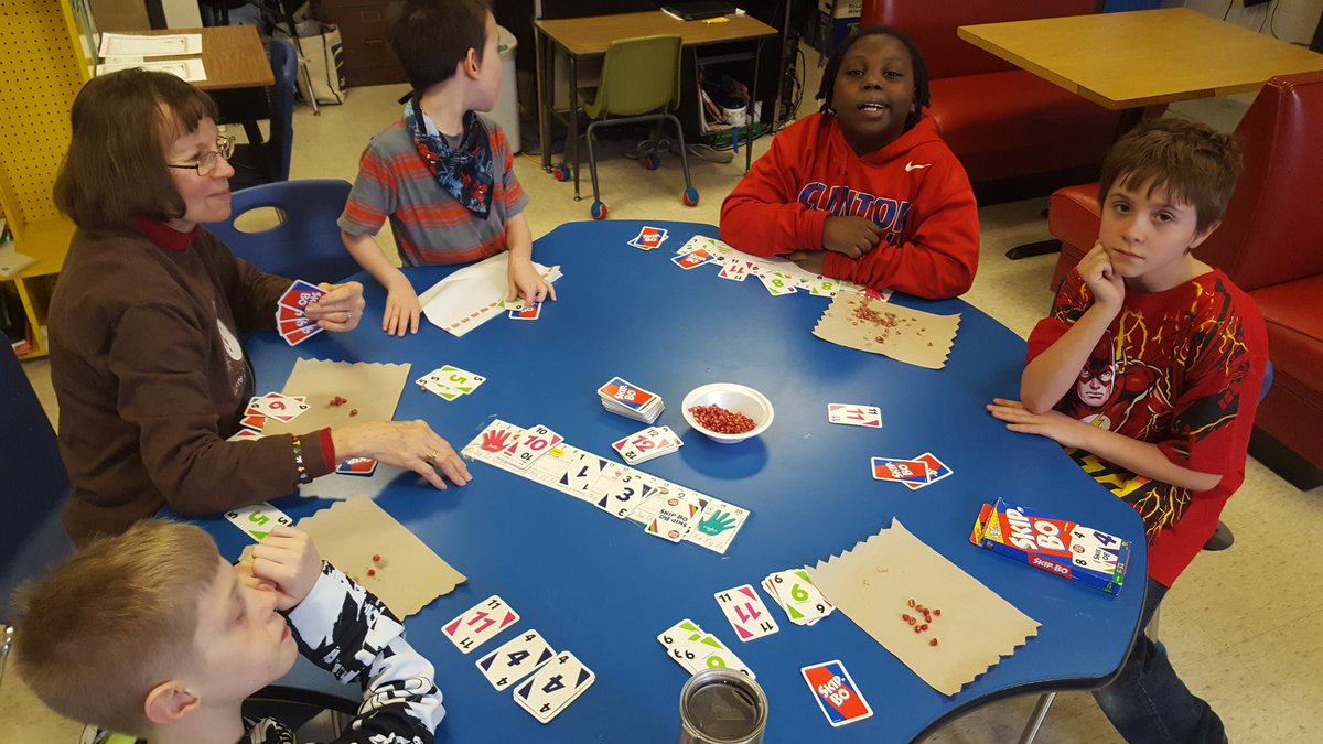 MsDyeAtSchool's tweet photo. They figured it out, its a #pomegranate. And how to prepare it! #fooddetectives #gamesnack #funfriday @CIScards345 https://t.co/r7BCagaMo9