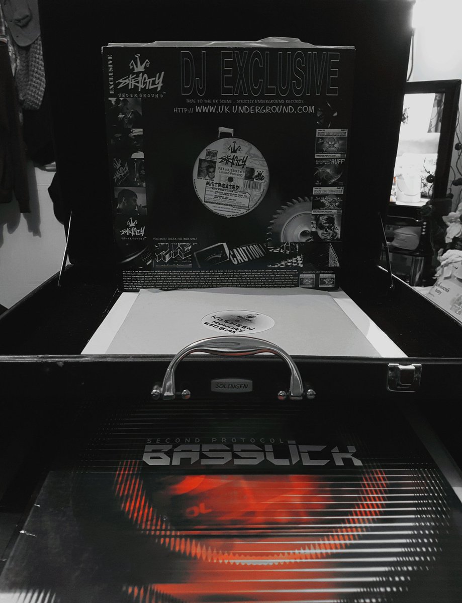 DigitalDan85's tweet photo. Brought a case full of memories today. #UKG #UKG #UKGarage #GarageDJs #UKMusic #Vinyl #vinyllovers 😎👏 https://t.co/nXonyeHKxq
