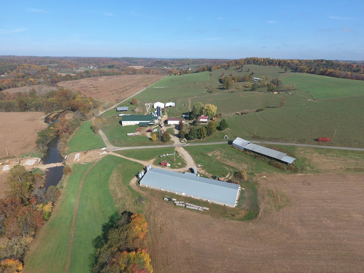 FarmerTomGraham's tweet photo. I'm an #actuallivingfarmer and take pride in what I do! Our farm produces corn, soybeans, wheat, hay, beef and pork https://t.co/1KYxfXWpYc