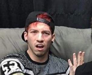 L0VEMINBIN's tweet photo. QUE MERDA MINHAS NOTIFICAÇÕES TRAVO PORRA

#BestMovieSong #iHeartAwards #Heathens https://t.co/DChMJ8hyNY