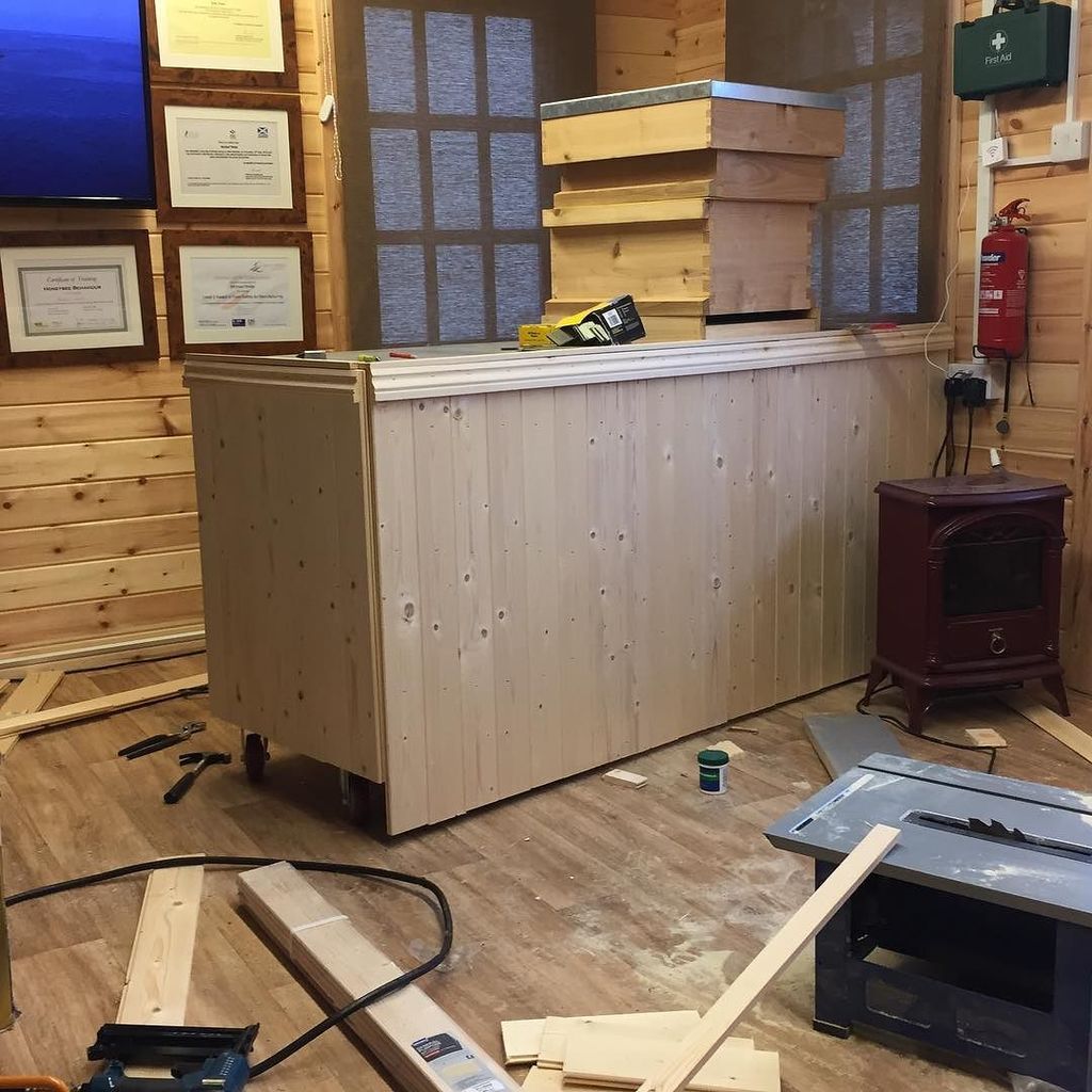 TheBeeMan2's tweet image. #bees #beekeepers #beekeepingclass #beekeepingcourse #beekeepingcourses building a new dem… ift.tt/2lt7vCF