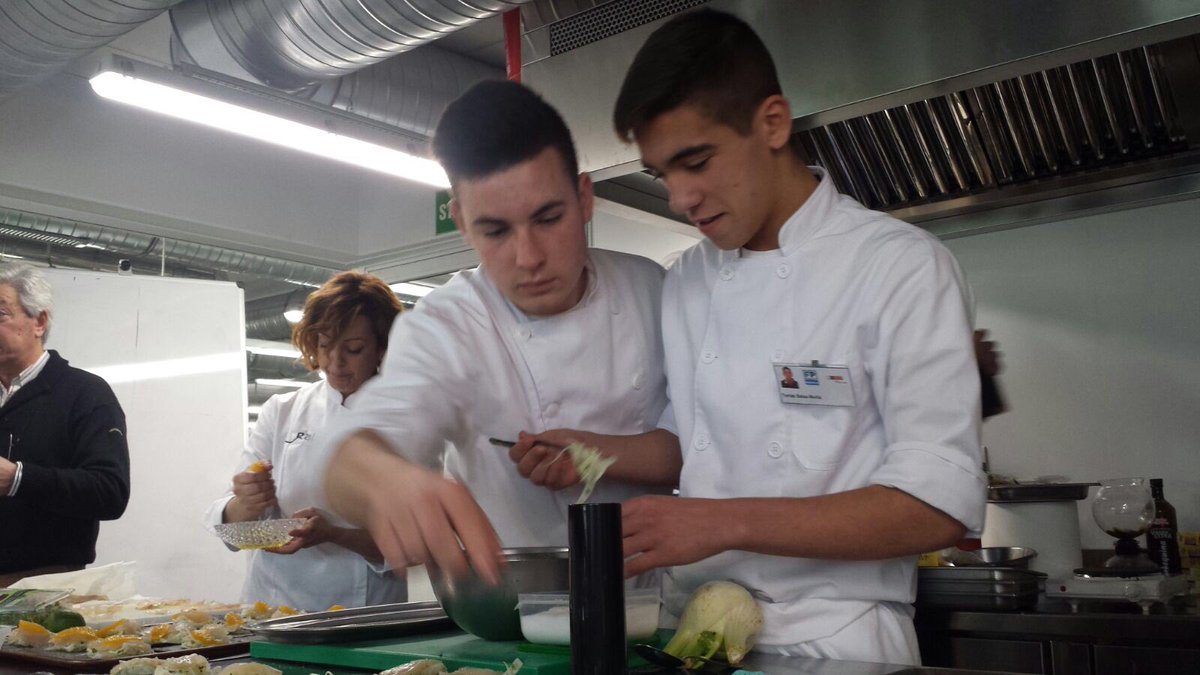PinChefs's tweet photo. Esta semana, showcooking de cociña saudable @CarlosOrozaCIFP #aprenderfacendo https://t.co/7OZloqvANT