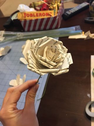 bvplmakers's tweet photo. Have a book that's just too damaged to go on? Use its pages for these lovely flowers! https://t.co/X9fUVOxDIA https://t.co/u1tcfSMmkM