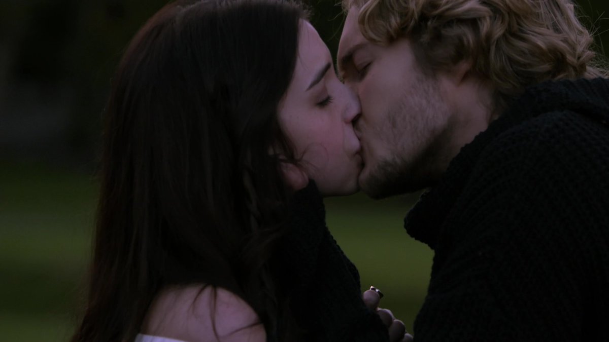 izzylightwohds's tweet photo. voces falam saudade e eu digo frary REIGN IS BACK https://t.co/yGykfEHmil