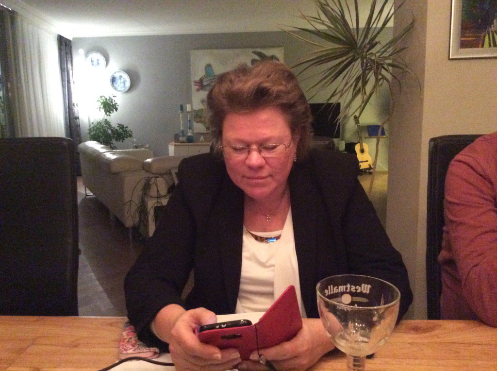 Dat krijg je als je moppert dat je niet op de foto staat... RT <a href="/seniorenhhw/">seniorenhhw</a>: Hard aan het werk.......
