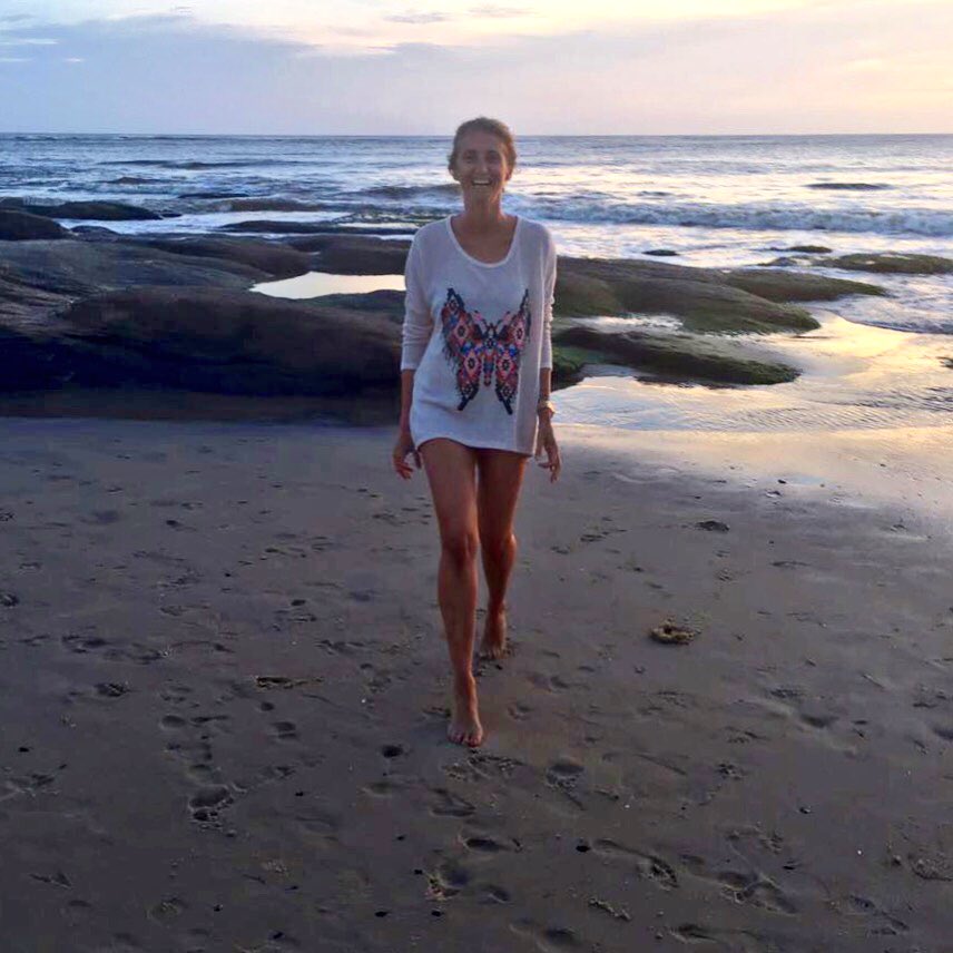 1982oficial's tweet photo. Our people, our sweater 🌊💘#1982 #1982oficial https://t.co/ffFclZePeI