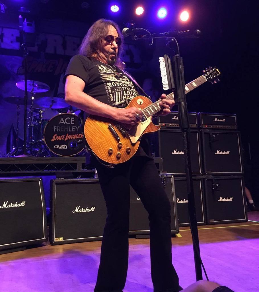 Indigo_Proof's tweet photo. Nbd just 5 feet away from the spaceman last night ✨⚡️😍⚡️✨ #acefrehley https://t.co/T7vWvW3toh https://t.co/bDgjIH6trV