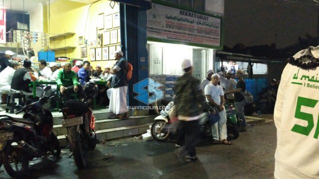 luckysubiakto's tweet photo. Isu Penangkapan Habib Rizieq, Warga dan Laskar Jaga Ketat Petamburan https://t.co/5wo8SGuMDe https://t.co/ZHlEbJIIYK