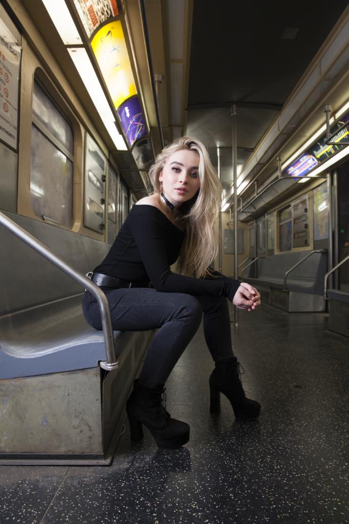 CentralHitsOFF's tweet photo. Découvrez le nouveau clip de @SabrinaAnnLynn pour #Thumbs! Voici une photo de #RDExclusive d’elle sur le plateau ! https://t.co/vPCxYPzkUx https://t.co/7dDf798hMS