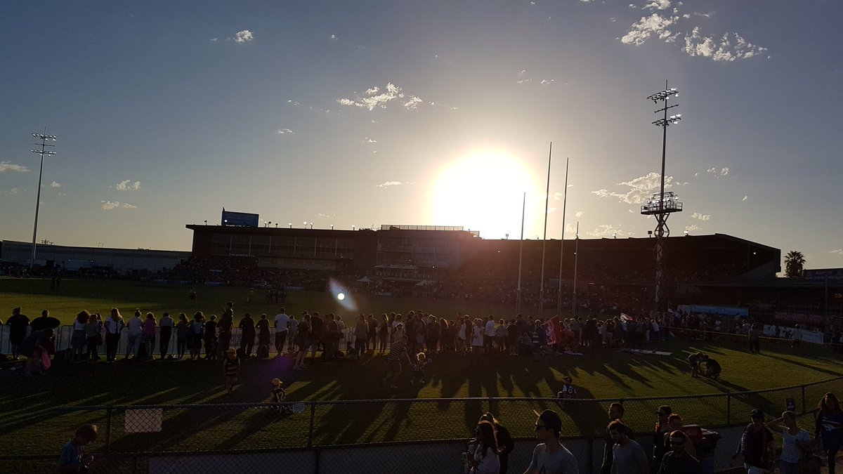 greekopoulos's tweet image. What a #Sunset at the Womens #Football #AFLWDogsCrows in #Melbourne last night! 
#MelbourneILoveYou