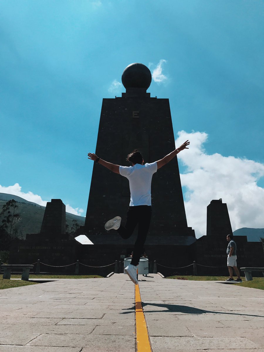 ladivaza's tweet photo. estoy en la mitad del mundo 🌎👑 https://t.co/VBNNmlSvsd