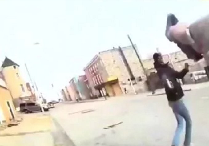 ⚠ GRAPHIC VIDEO: The Shocking Moment Teenager Was Shot Dead Seconds After Pulling A Gun On Cop! bit.ly/2ltcm6S