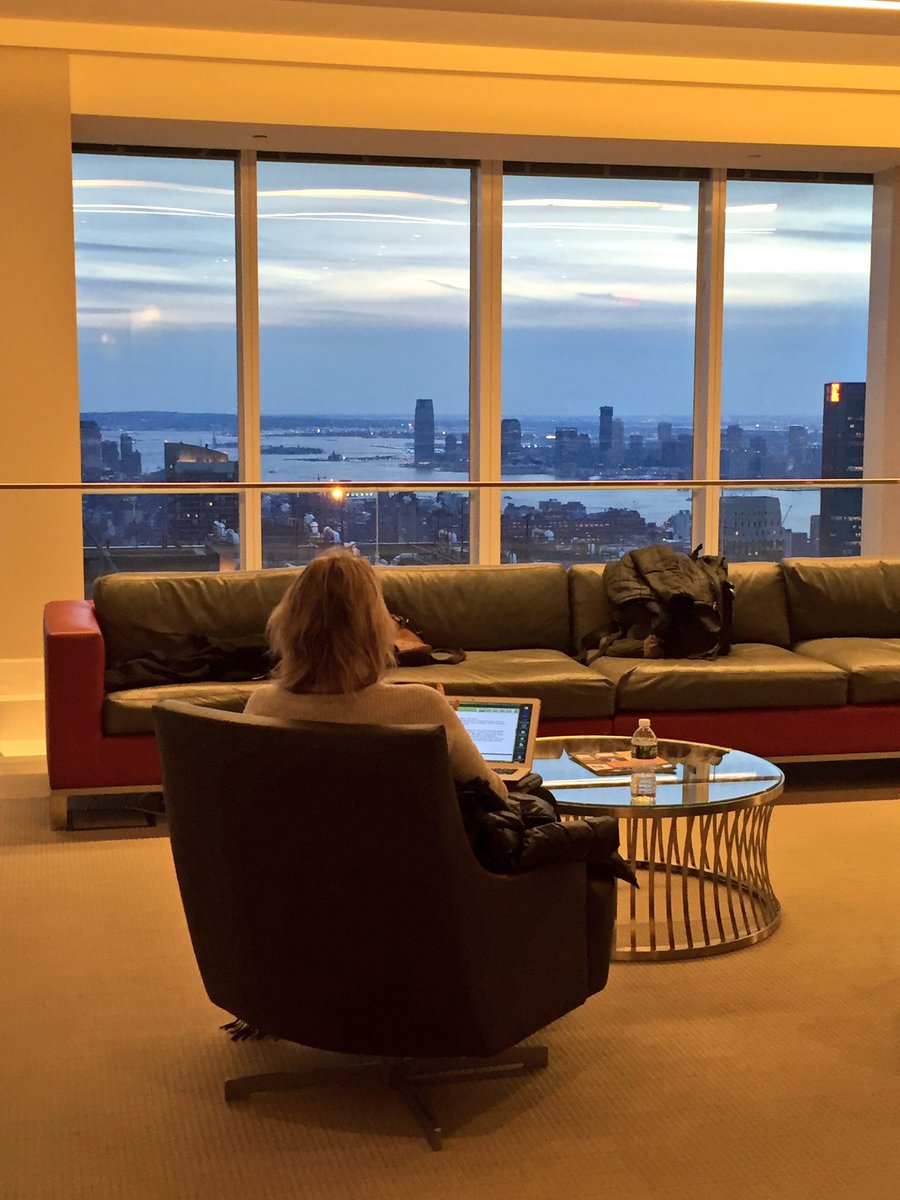 ItsAlwaysBreezy's tweet photo. My #SView: watching @JulieMartinSVU write from her new office. #BTS #SetInTheSky https://t.co/EOSM9zvF82