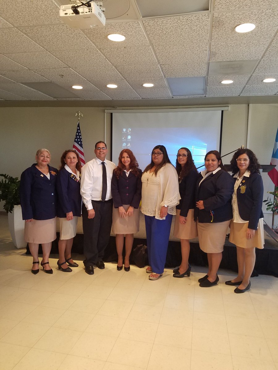 william_29176's tweet photo. En la iniciación de los #FuturosLideresComercio #EscuelaMiguelSuch con la facultad de maestros @EDUCACIONPR @SecEducacionPR en #EDPcollege. https://t.co/wFgFdWWNDz