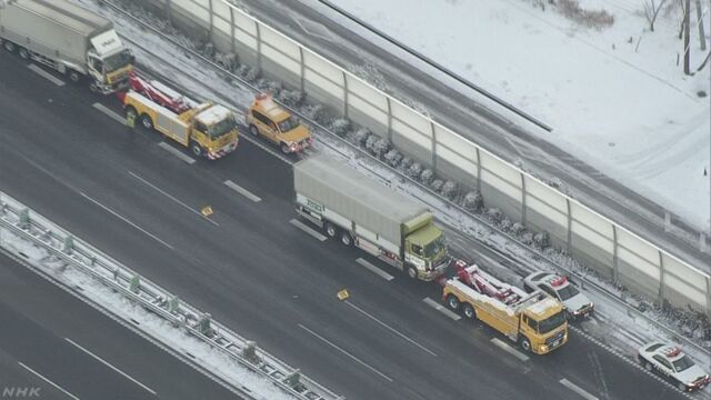 東名道 静岡で雪の影響と見られる事故相次ぐ 11日午前 静岡県内の東名高速道路で 雪 の影響と見られる事故が相次ぎ 消防によりますと これまでに6人が病院に搬送されたということです 東名高速道路は一部の区間で通行止めになっています nhk生活 防災 東名道 静岡で雪の影響と見られる事故相次ぐ 11日午前 静岡県内の東名高速道路で 雪 の影響と見られる事故が相次ぎ 消防によりますと これまでに6人が病院に搬送されたということです 東名高速道路は一部の区間で通行止めになっています nhk生活 防災