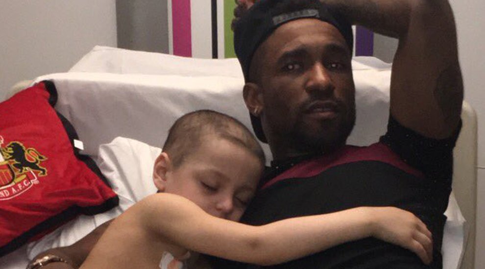marca's tweet photo. .@IAmJermainDefoe se quedó a dormir en el hospital con un niño con cáncer terminal https://t.co/EINa0CYczP Preciosa imagen para el recuerdo https://t.co/k5VU9KOTGy