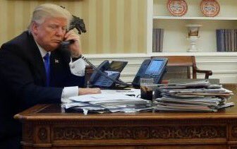 LegalWeed4SC's tweet photo. What's with Trump and the messy stack of files on his desk. More props? We know he doesn't read. Does he think this makes him look smart? https://t.co/4tJUv374Dr