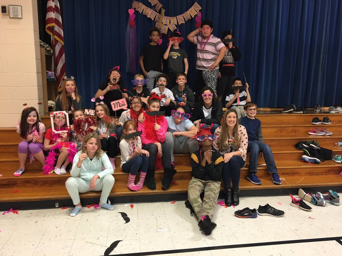 becky_bien's tweet photo. Valentine's Party today, what a blast! Thank you to our parents and PTA for making the day so fun! #ple50 https://t.co/WadqXUvPjS