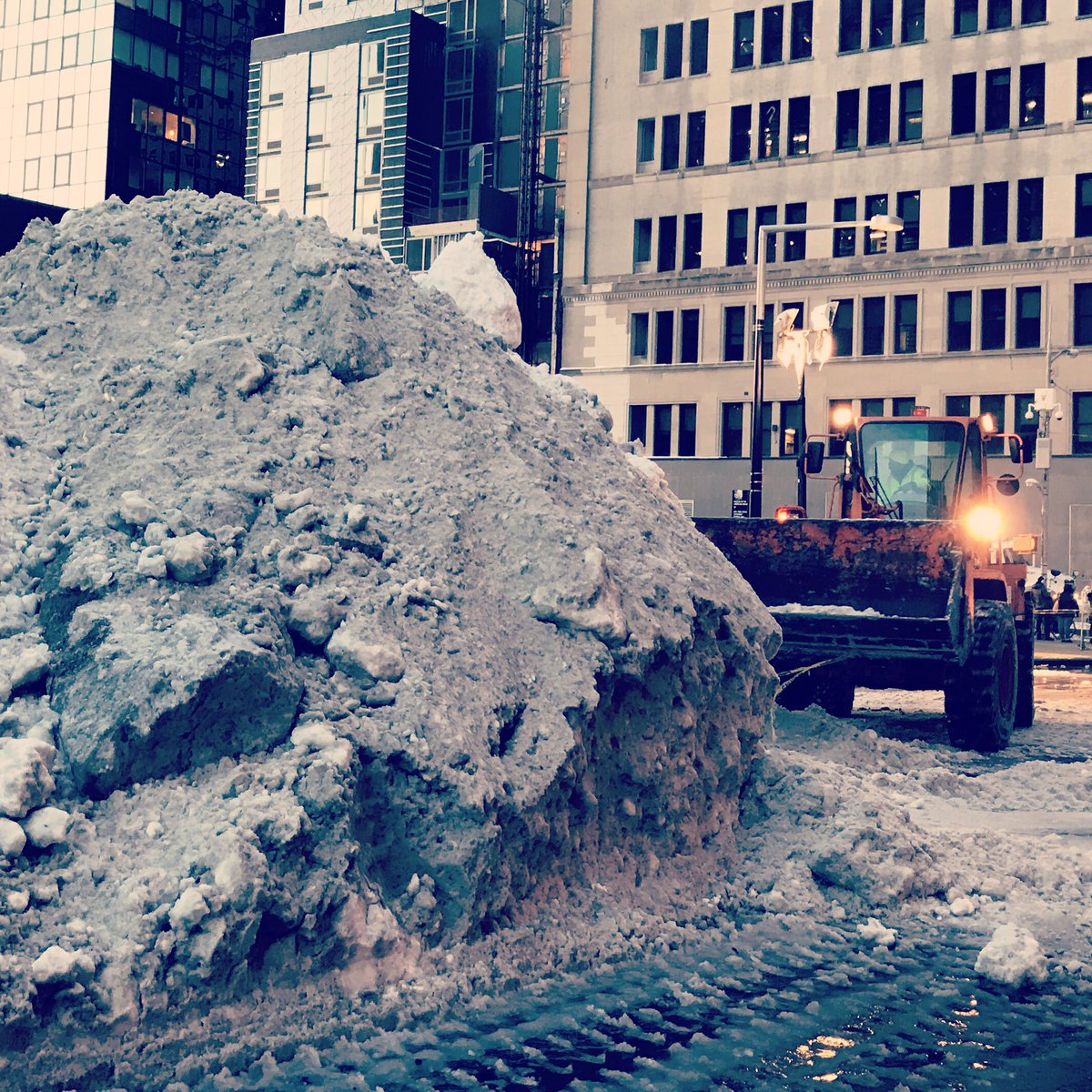 ChandraJessee's tweet photo. 63°F to blizzard in less than 24hrs. So in addition to breaking democracy, we broke the planet. #snow https://t.co/CsIVKi2bXn