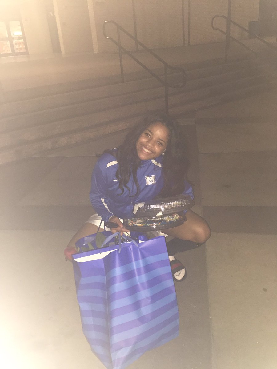tboss5_'s tweet photo. Senior night was successⓂ️💖 #RipMyPpl man it woulda been so much better w yall. I love Yall❤️ '17🎓 https://t.co/K6adqcH8uv