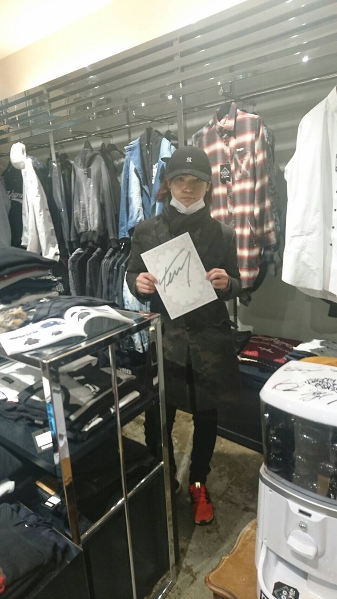Zephyren_'s tweet photo. 【バレンタイン特別企画③】 
My First StoryのTeru様よりカタログにサインをいただきました！ 
ありがとうございます！ 
4冊をお茶ガチャに入れさせていただきます。 
2冊はこのツイートをリツイート＆フォロ��していただいた方に抽選でプレゼント！ https://t.co/RBJWn0VVJW