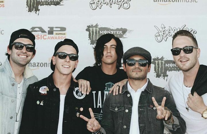 wndavelvet's tweet image. #SleepingWithSirens #BestUndergroundAlt #iHeartAwards