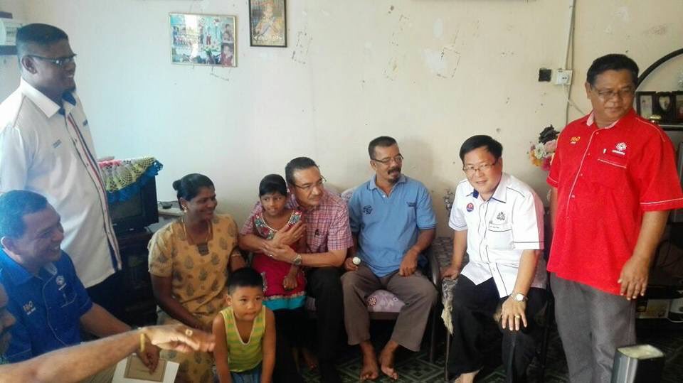 Ziarah Kasih ke rumah En Md Yusoff di Ldg Paloh.. <a href="/HishammuddinH2O/">Hishammuddin Hussein 🇲🇾</a> <a href="/teoh53/">Teoh Yap Kun</a> <a href="/Vidyananthan/">R.Vidyananthan</a> <a href="/fizah_2701/">Fizah echa</a> 
#SembrongKita 
#TeamJohor 
#PuteriH2O
