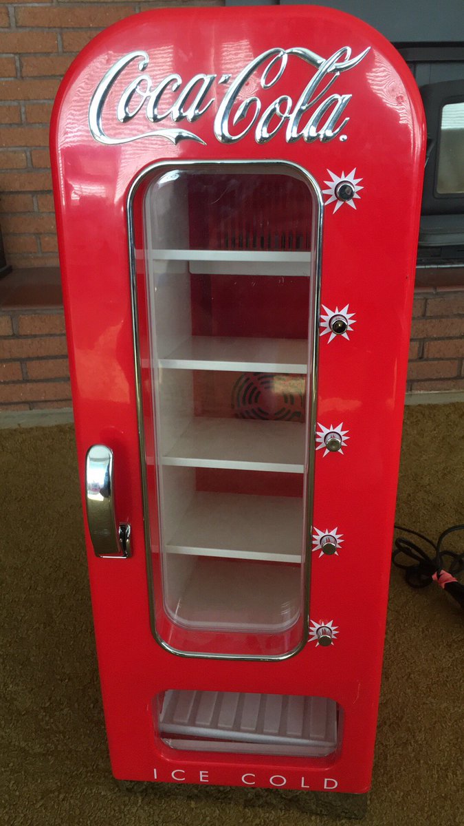 17flipchallenge's tweet photo. One of my finds for the day #Cocacola #CocaColaForMe #vendingmachine https://t.co/2bj4vYE6Wv
