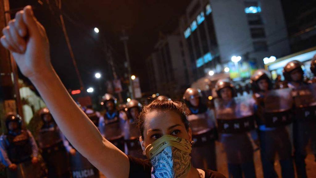 elsalvadorcom's tweet photo. #Honduras: Fuertes protestas en Tegucigalpa por el fallo emitido en contra estudiante Kevin Solórzano
Más imágenes https://t.co/hwYWuNsFU0 https://t.co/nSy0YtFXoN