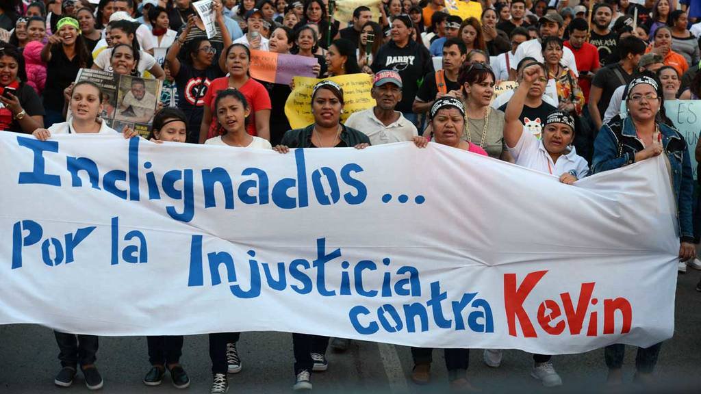 elsalvadorcom's tweet photo. #Honduras: Fuertes protestas en Tegucigalpa por el fallo emitido en contra estudiante Kevin Solórzano
Más imágenes https://t.co/hwYWuNsFU0 https://t.co/nSy0YtFXoN