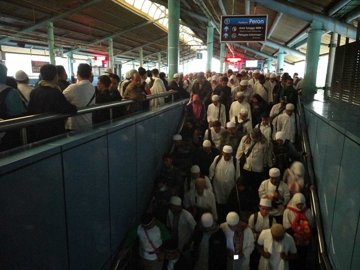 Stasiun Juanda ... MERDEKA!!! Merdeka dari penindasan pihak yang renggut ketentraman bernegara ini aamiin #AksiBelaIslam112 #aksidamai112