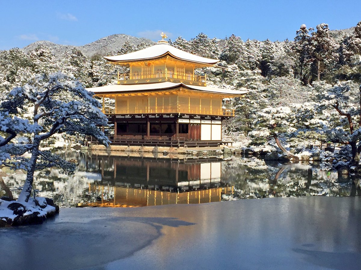 なかっちょ 京都 洛北 雪景色の金閣寺です 寒い中を並んだカイがあって 朝日に映えて メチャ綺麗です 京都 雪の金閣寺