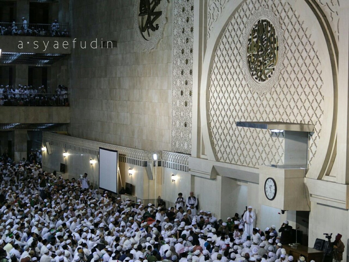 Shaf dalam Masjid istiqlal terus maju dan memadat. Begitupun dg di jalan2 jakarta.. #AksiBelaIslam112 #aksidamai112 #relawanfoto