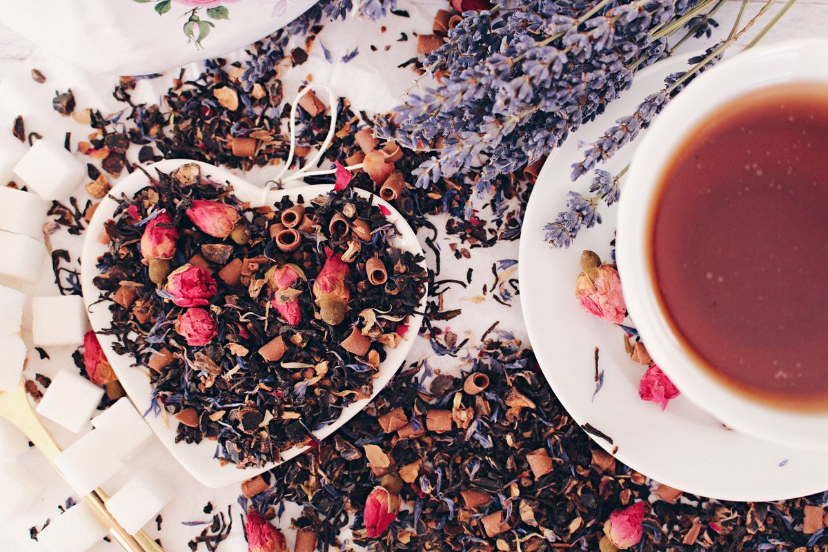 steph_smart18's tweet photo. Valentine's Day Steep @DAVIDsTEA #fallinginlove #trulymadlysteeply #Valentine #love #rose #chocolate https://t.co/qqFwcIT48c https://t.co/W9x3lyuWpX