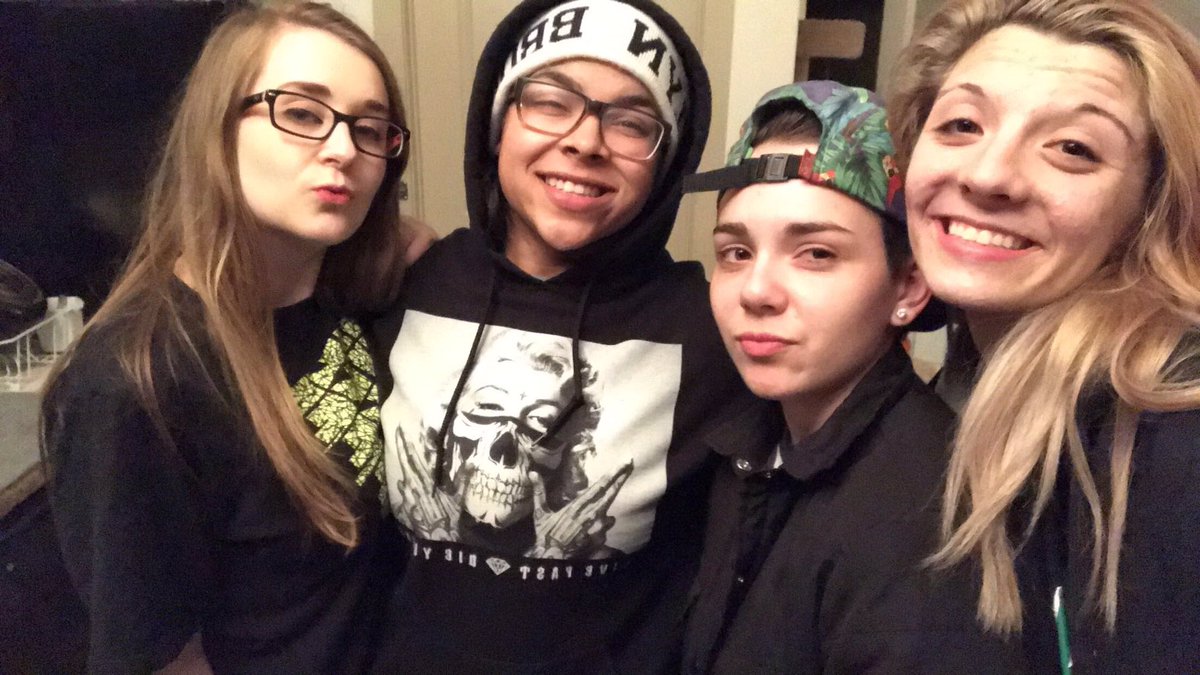 paaigee27's tweet photo. My ladies ☀️💋💋 @jade_danay #breee #katlin https://t.co/OjEY1YoKGK