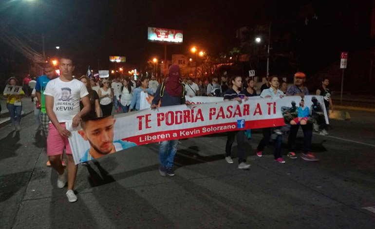 LaTribunahn's tweet photo. Inicia marcha en apoyo a Kevin Solórzano ► https://t.co/yZXHlFwZED https://t.co/bM3M2bxJ6M