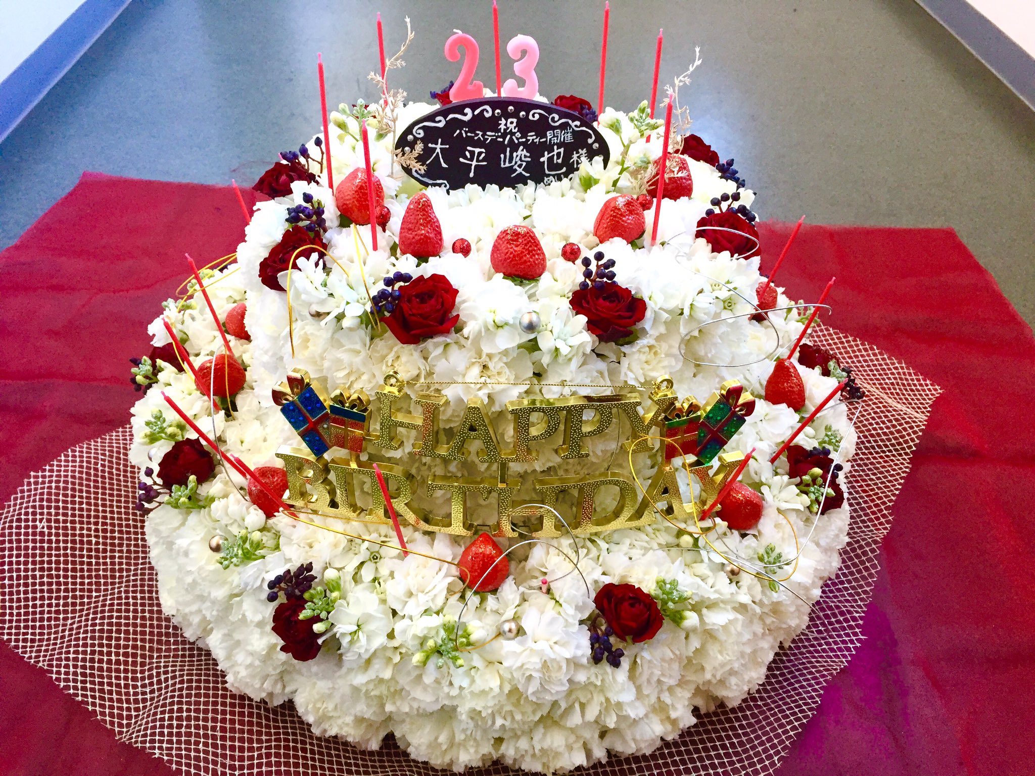 市野龍一 Angel Sync 333 絶賛配信中 Twitterissa 本日のお花屋いちぽんは バースデーケーキアレンジを 都内某ホテル会場にお届け 直径50cmのbigケーキを お花で作りました アレンジ花 お祝い花 T Co gpvjwniv Twitter