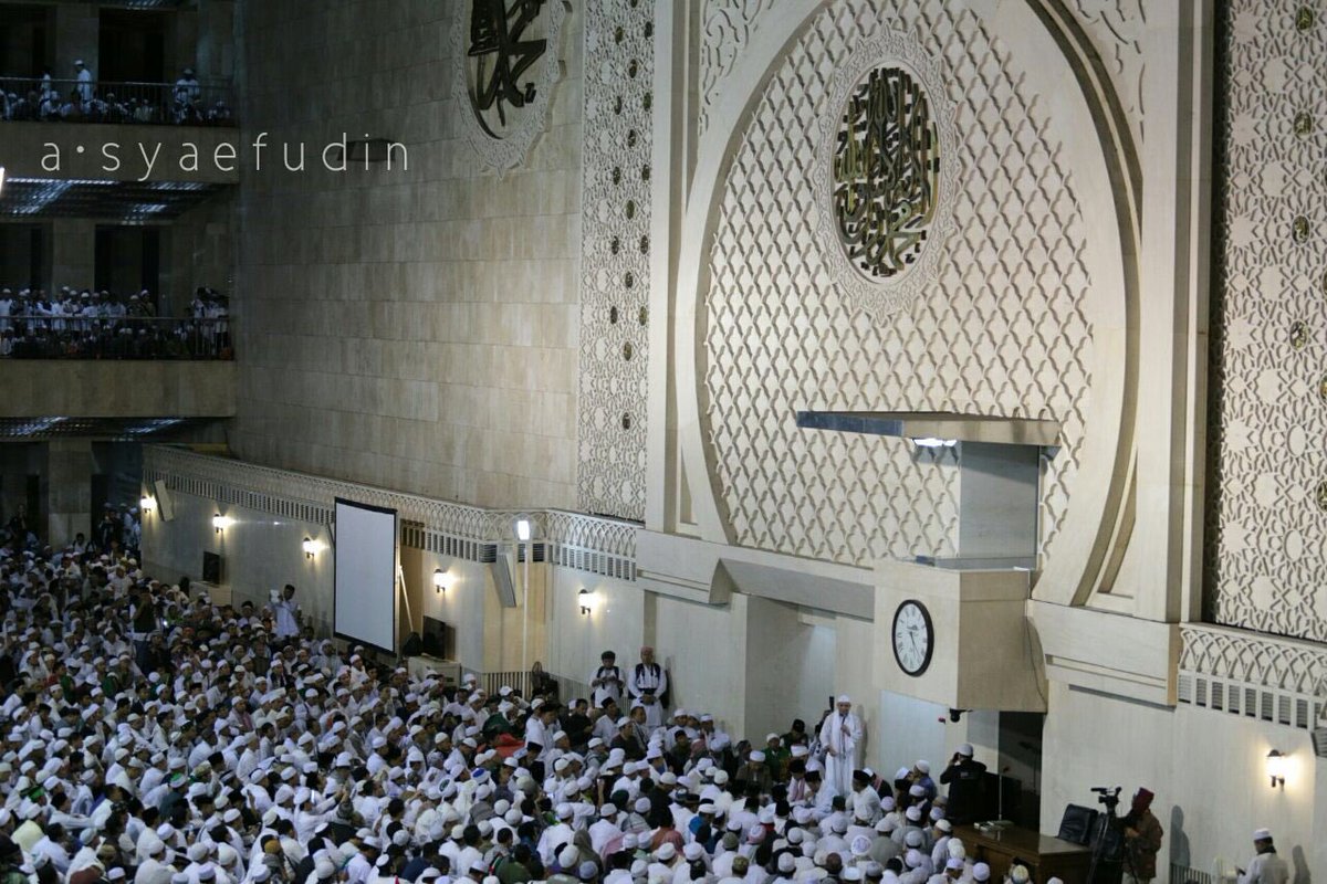 Ustadz <a href="/yusufmansurnew/">Yusuf Mansur</a> memberikan charge ruh pada jamaah.. shaf makin memadat. #AksiBelaIslam112 #aksidamai112 #relawanfoto